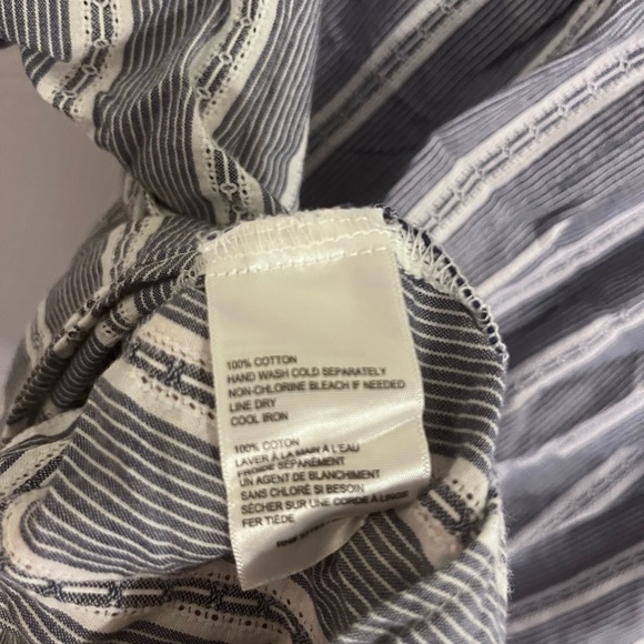 Rafaela Vertical stripe textured t-shirt. Button details. Size Medium. - Picture 9 of 10